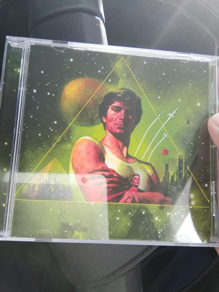 アウトレット安売りでジャケ買いしたBeat BrokerというユニットのRemix集を聴きながら出勤。この人達もRemixされている側も全然知らないけど、ジャケから連想された通りのコズミック風四つ打ちでかなり良かった