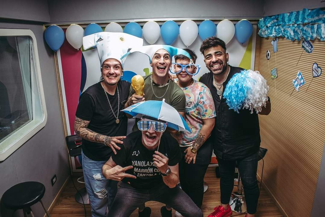 nesperoiak's tweet photo. ACTIVAMOS ESTE VIERNES 🔥
Les compartimos fotos de la nota increíble de @FMRadioPopular 🎤
Los esperamos esta noche en #ElPerla para festejar nuestro aniversario 🥳💣
.
.
📸 #nhshots
#trula #aniversario #38años https://t.co/XnEARQsLkz