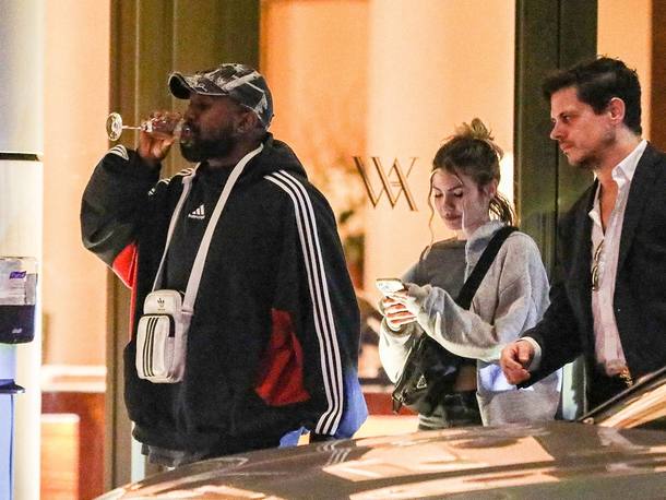 armageddy's tweet photo. #YeIsRight #KanyeisRight
Throwback to when #Chapelle let everybody know what was up. Who knows what was edited out, but minus the #DEATHCON3, sounds almost exactly what @kanyewest is saying, right? (Also, @oprah is a #sexpredator) https://t.co/7Md3XGt3O6