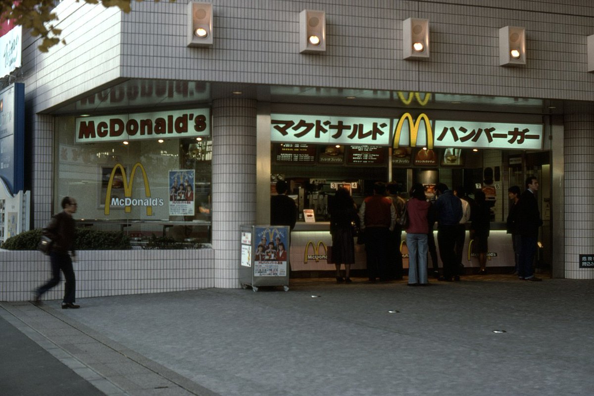 1984年、東京・品川のマクドナルド高輪ウイング店（2022年閉店）