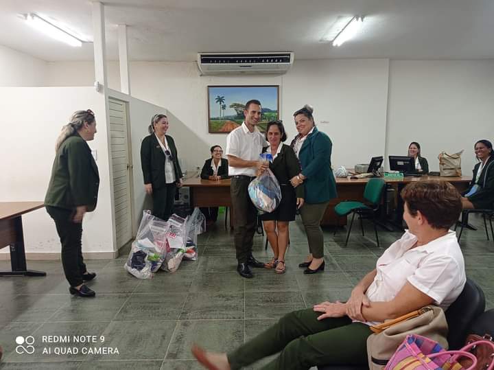 BpaPinar's tweet photo. Con mucho agradecimiento reciben los compañeros afectados por el huracán Ian donaciones realizadas por trabajadores del sector bancario. Gestos como este demuestran los mejores sentimientos de hermandad. #CubaEsSolidaridad @CubaBPA @bpa_rio @NiurkaCoste  @RubinelsonZ https://t.co/mj4DygPdtm