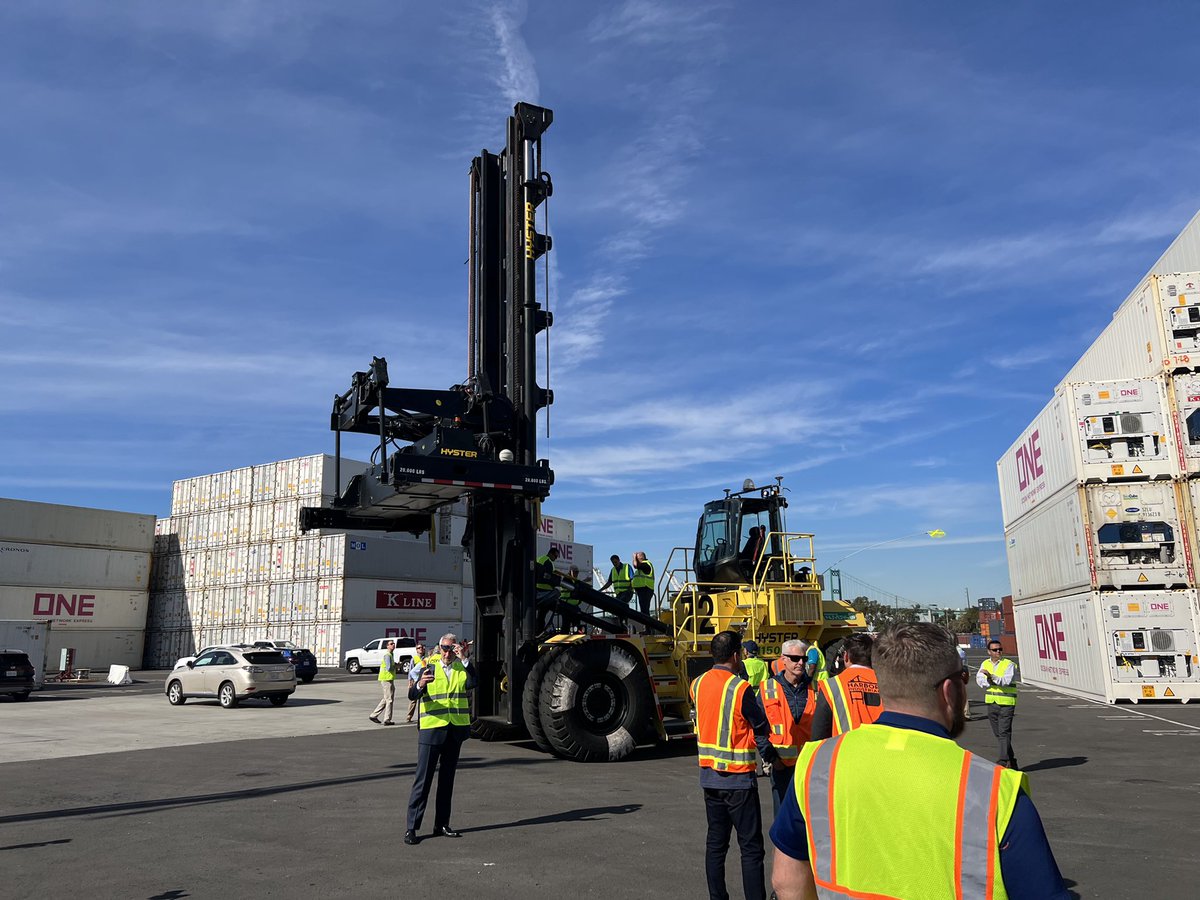 AsmPatODonnell's tweet photo. Impressive! @hysteramericas company is testing the world’s first #hydrogen fuel cell-powered container handler at the @PortofLA. It’s powered by Nuvera Fuel Cells. Each small advancement brings us closer to a cleaner &amp; greener port that will be better for our community &amp; planet. https://t.co/JPk0o4yIR4