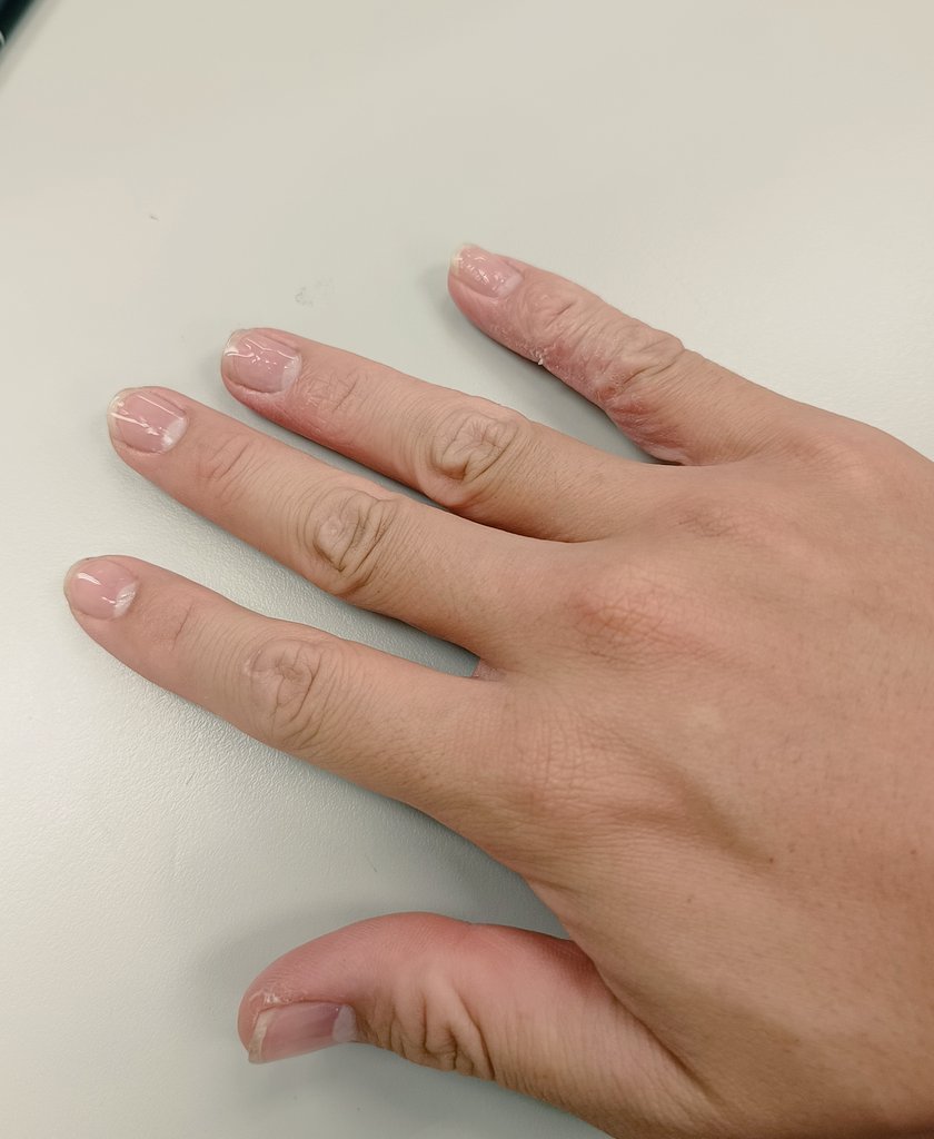 為了當個好女僕，卡卡現在全天都塗上指甲油😊（雖然說無色的），提醒著自己的身份~
#貧乳 #偽娘 #crossdreser #女装男子 #tgirl #ニューハーフ #女装 #男の娘 #sissy #시디만남 #女裝男子 #시디러버