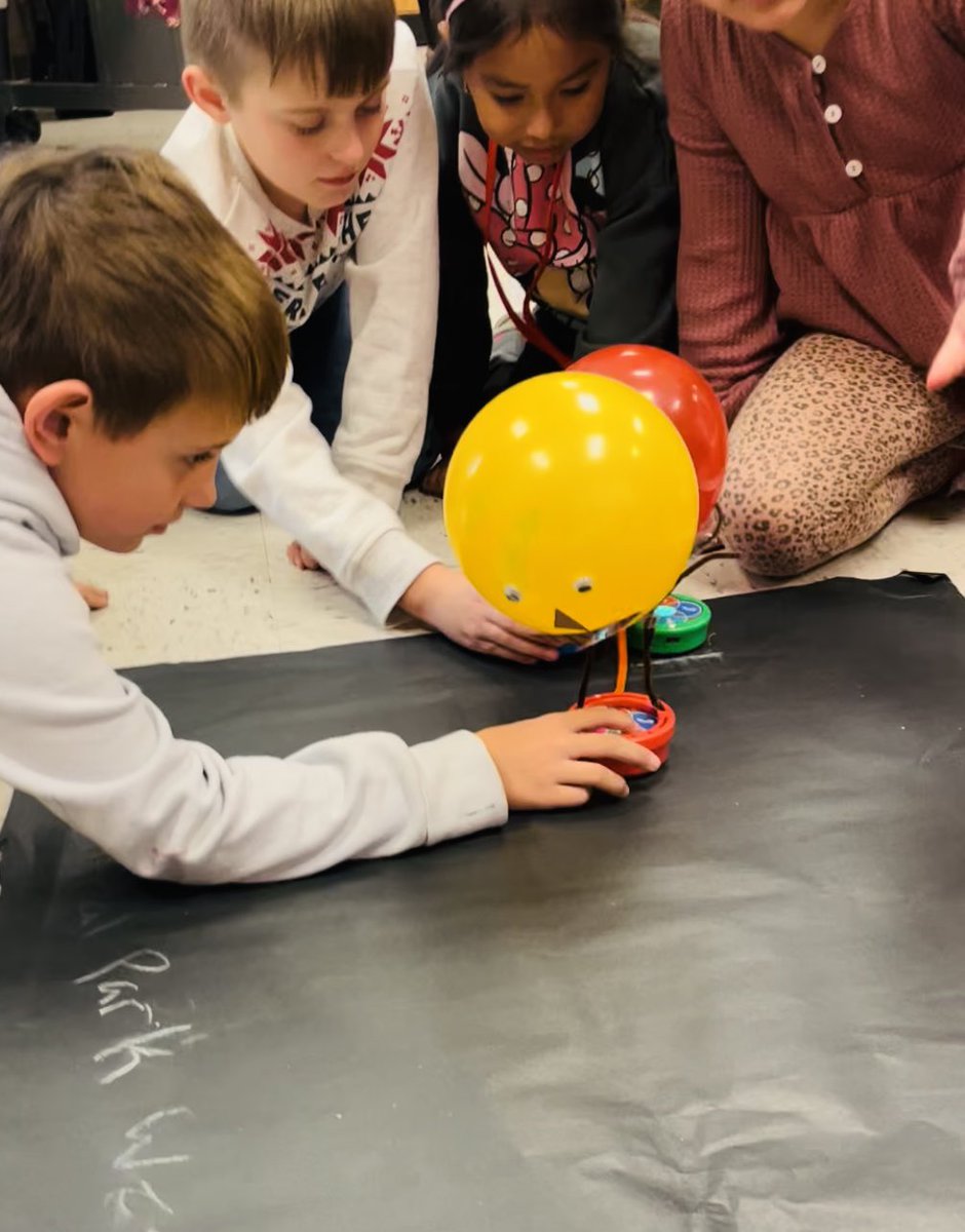 wade_cara's tweet photo. Question, imagine, develop, test, redesign! It’s all apart of the plan. Thank you to @myles_alisha for making our Macys Parade dreams come true! #balloonsoverbroadway #bestyearever #bookbuddies #vexbots #literacytocoding #MacysThanksgivingDayParade #creativekids #edp https://t.co/UEO2aG476L