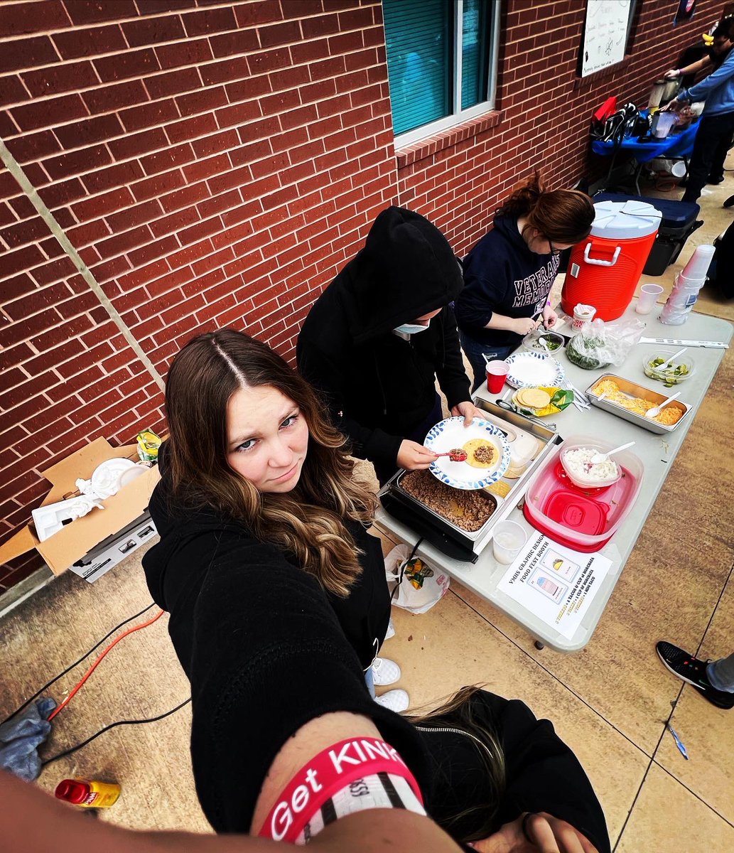 VMHSdesign's tweet image. Another successful food fest thanks to some amazing students!! 🌮🥤#streettacos #horchata #saveteranshs #foodfest #fundraiser #graphicdesignstudent #studentorganization #skillsusa #sanantonio