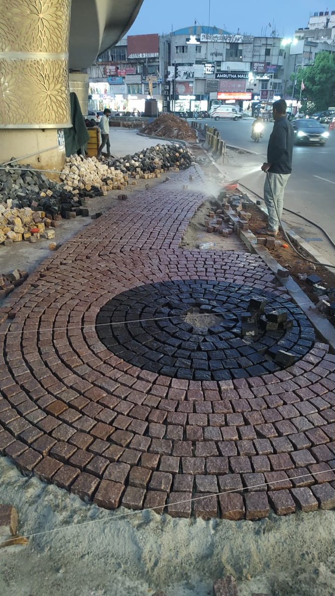 Ratnakar_SE's tweet photo. Junction Improvement by  Jana Urban Space @ Rajiv Gandhi Circle Somajiguda. Goal is Hassle free traffic, Pedestrian safety and giving boost to ambience &amp; aesthetics.Cobble flooring work in Progress. @CommissionrGHMC @GadwalvijayaTRS @arvindkumar_ias @ZC_Khairatabad @GHMCOnline https://t.co/iyGpysK9sq