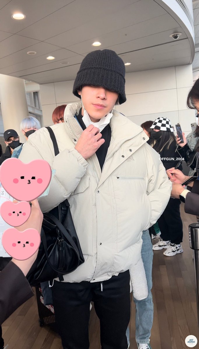 nct_menfess's tweet photo. NCT! LIAT JAKET TANGAN KIRI HENDERY ITU KOSONGG😭 sedih banget aaaa cepet sembuh prince unicorn 🥺

cr on pict https://t.co/Fx1jTKMIdL