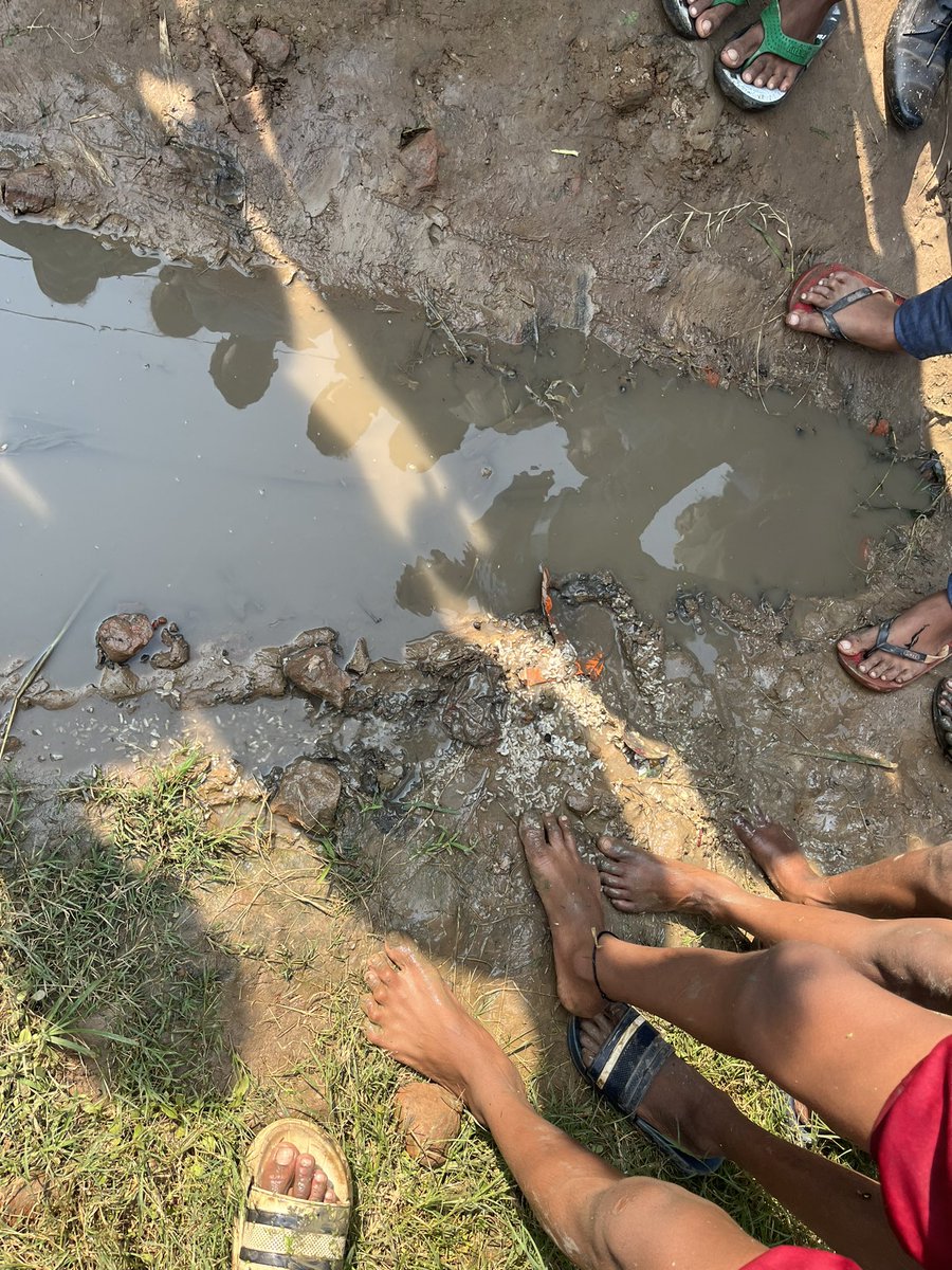 DMAmarnath's tweet photo. Mustafapur, khagaul road Patna (Bihar)
Govt school principal said she has orders from authorities to make these children work , clean gutter near school. What authorities allows child labour ? 
#HumanRightsViolations #Govtofbihar #childlabour #BiharNews #aajtakdigital https://t.co/3i5eB9K3ux