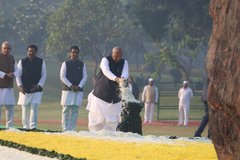 StateLive3's tweet photo. कांग्रेस अध्यक्ष @kharge व CPP चेयरपर्सन सोनिया गांधी ने शक्ति स्थल पहुंच कर पूर्व प्रधानमंत्री इंदिरा गांधी जी की जयंती पर उन्हें अपने श्रद्धासुमन भेंट किए।
भारत की सुरक्षा एवं अखंडता के लिए सर्वस्व न्योछावर करने वाली लौह महिला को राष्ट्र नमन कर रहा है।
#IndiraGandhi #StateLive https://t.co/IRSitMTOVr