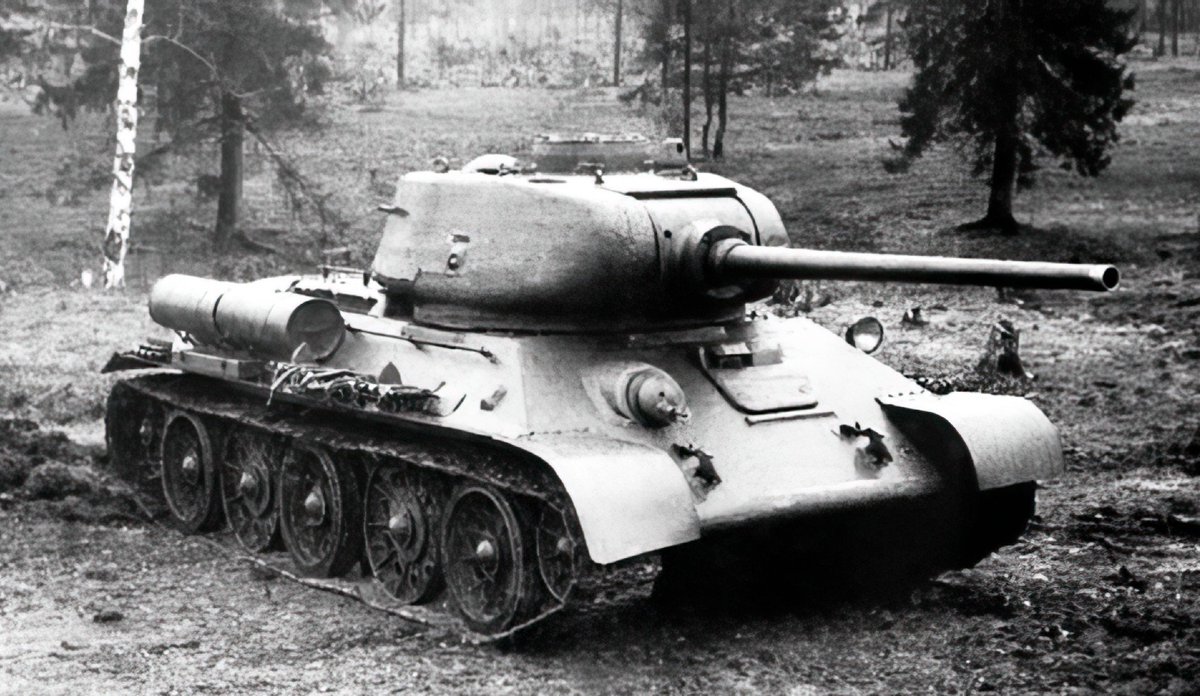 Tank_Archives's tweet photo. Trials of a T-34 tank with an enlarged turret ring, new turret, and the 85 mm D-5T gun began #OTD in 1943. This tank was accepted into service as the T-34-85, although the majority of T-34-85s were built with the more compact ZIS-S-53 gun. #tanks #History #WW2 https://t.co/q2K4t0sDwu