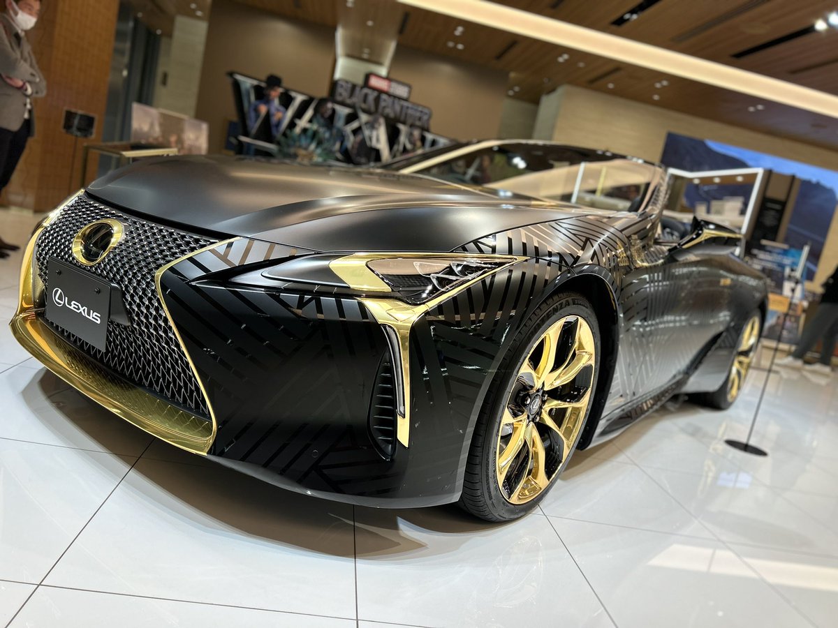 So_danyaku350h's tweet photo. 【漆黒の闇に包まれたLEXUSの黒豹】

日比谷へLC500 Convertibleワカンダ仕様を観に…🕶
圧巻のフォルムでLCの存在感が際立ってました😎
年内展示限定らしいのでお近くに寄られた際に是非、ご覧あれ😎
私はコレからCafeで限定🍹を味わいます…☟☟☟
 #lexusmeetsbp
#LC500 
 #LEXUS
 #Wakanda https://t.co/4XnoJLGfr4