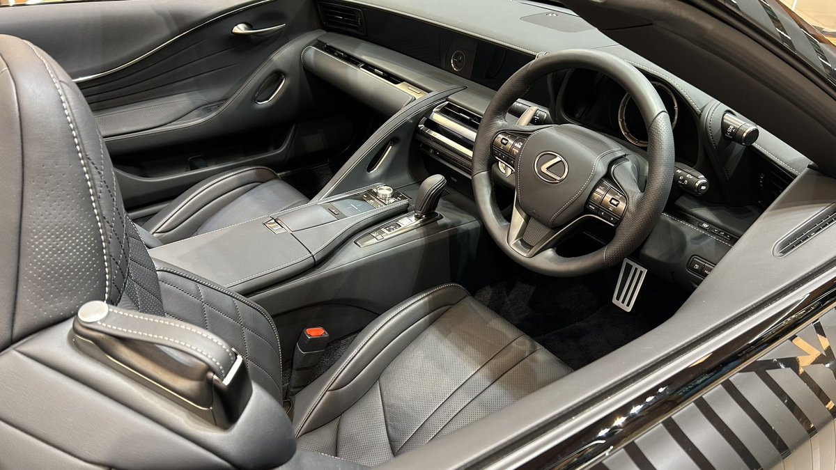So_danyaku350h's tweet photo. 【漆黒の闇に包まれたLEXUSの黒豹】

日比谷へLC500 Convertibleワカンダ仕様を観に…🕶
圧巻のフォルムでLCの存在感が際立ってました😎
年内展示限定らしいのでお近くに寄られた際に是非、ご覧あれ😎
私はコレからCafeで限定🍹を味わいます…☟☟☟
 #lexusmeetsbp
#LC500 
 #LEXUS
 #Wakanda https://t.co/4XnoJLGfr4