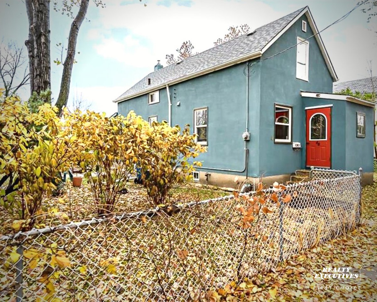 RealtyExecsWpg's tweet photo. Take a look at these Featured Listings:

5 River Lane - Pulberry, Winnipeg
2246 Gallagher Avenue - Weston, Winnipeg
48 Curtis Street - Point Douglas, Winnipeg 
18 Zimmerman Drive - Charleswood, Winnipeg

https://t.co/rp0u0le3rl https://t.co/KJ1e6FNwgg