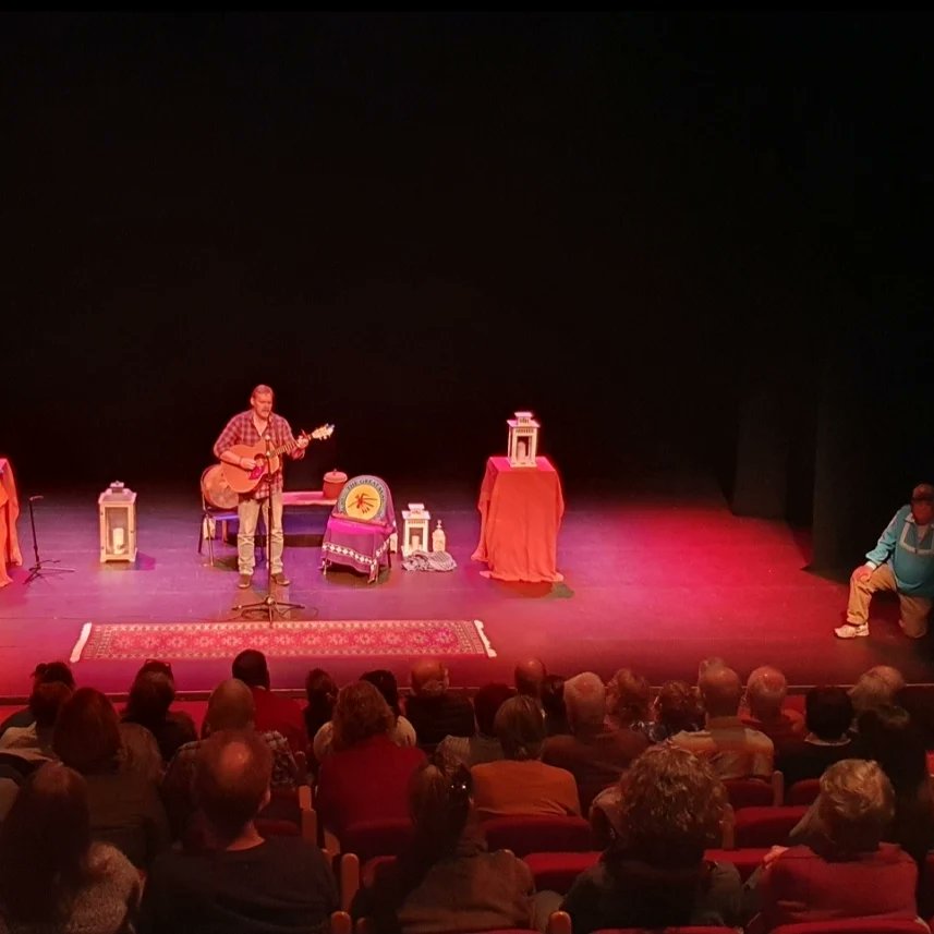 This evening we were blessed with wonderful tales by Choctaw Native American Tim Tingle. A magical evening introduced by Jack Lynch and topped off with Colin Urwin's performance of his song 'Kindred Spirits', further deepening the Ireland Choctaw connection.