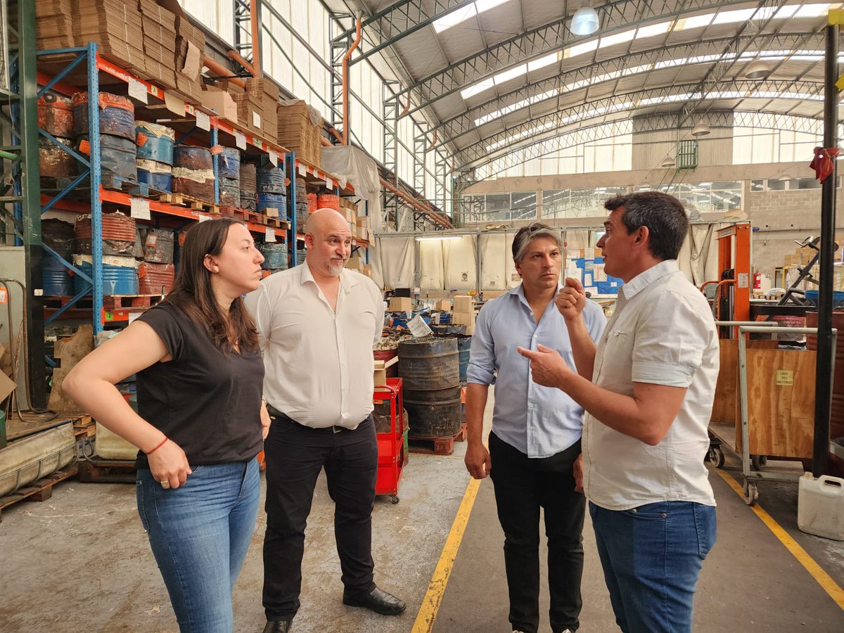 ProQuilmes1's tweet image. Hoy estuvimos junto a Diego que tiene una fabrica de tornillos en Wilde,que funciona  hace más de 30 años.
Por falta de insumos tuvo que parar sus maquinas y cancelar el doble de turno de trabajo de los empleados.
 Gracias Diego por recibirnos!