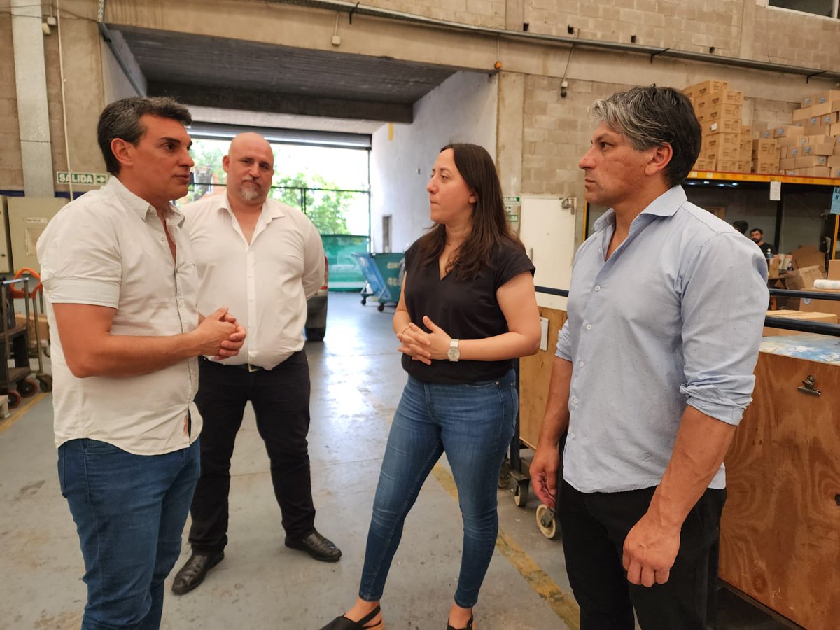 ProQuilmes1's tweet image. Hoy estuvimos junto a Diego que tiene una fabrica de tornillos en Wilde,que funciona  hace más de 30 años.
Por falta de insumos tuvo que parar sus maquinas y cancelar el doble de turno de trabajo de los empleados.
 Gracias Diego por recibirnos!