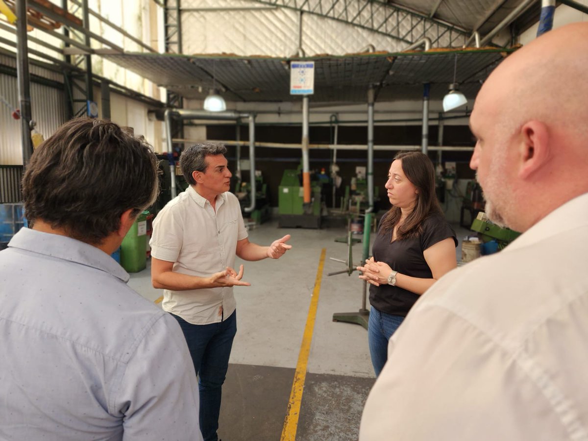 ProQuilmes1's tweet image. Hoy estuvimos junto a Diego que tiene una fabrica de tornillos en Wilde,que funciona  hace más de 30 años.
Por falta de insumos tuvo que parar sus maquinas y cancelar el doble de turno de trabajo de los empleados.
 Gracias Diego por recibirnos!