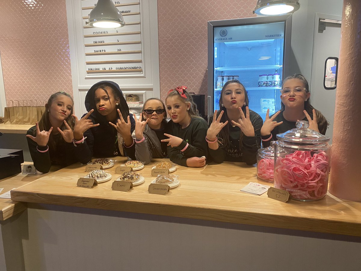 Some of the crew from #DanceExpressions came and took over our booth! 

🤩💃🥹🍪