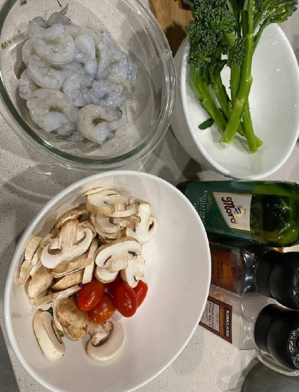 alex_liam09's tweet photo. Tonight, broccoli, cherry tomatoes, shrimp, mushrooms. 15 minutes. https://t.co/eHvXEKc82x