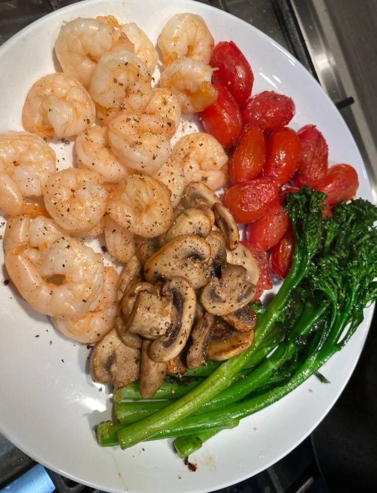 alex_liam09's tweet photo. Tonight, broccoli, cherry tomatoes, shrimp, mushrooms. 15 minutes. https://t.co/eHvXEKc82x