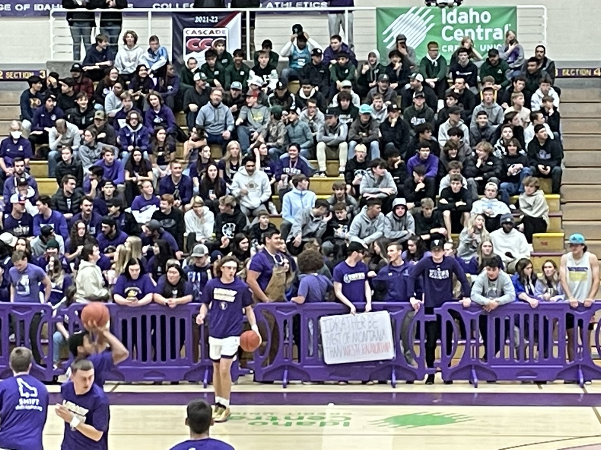 #YoteFam purple gates to contain the Super Fan excitement ‼️