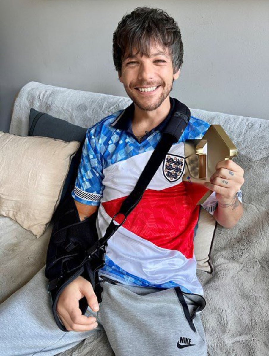 dustysted's tweet photo. Our boy got the #1 number one album for Faith in the future

So happy for him ☀️ https://t.co/RwLdzRUV3Z