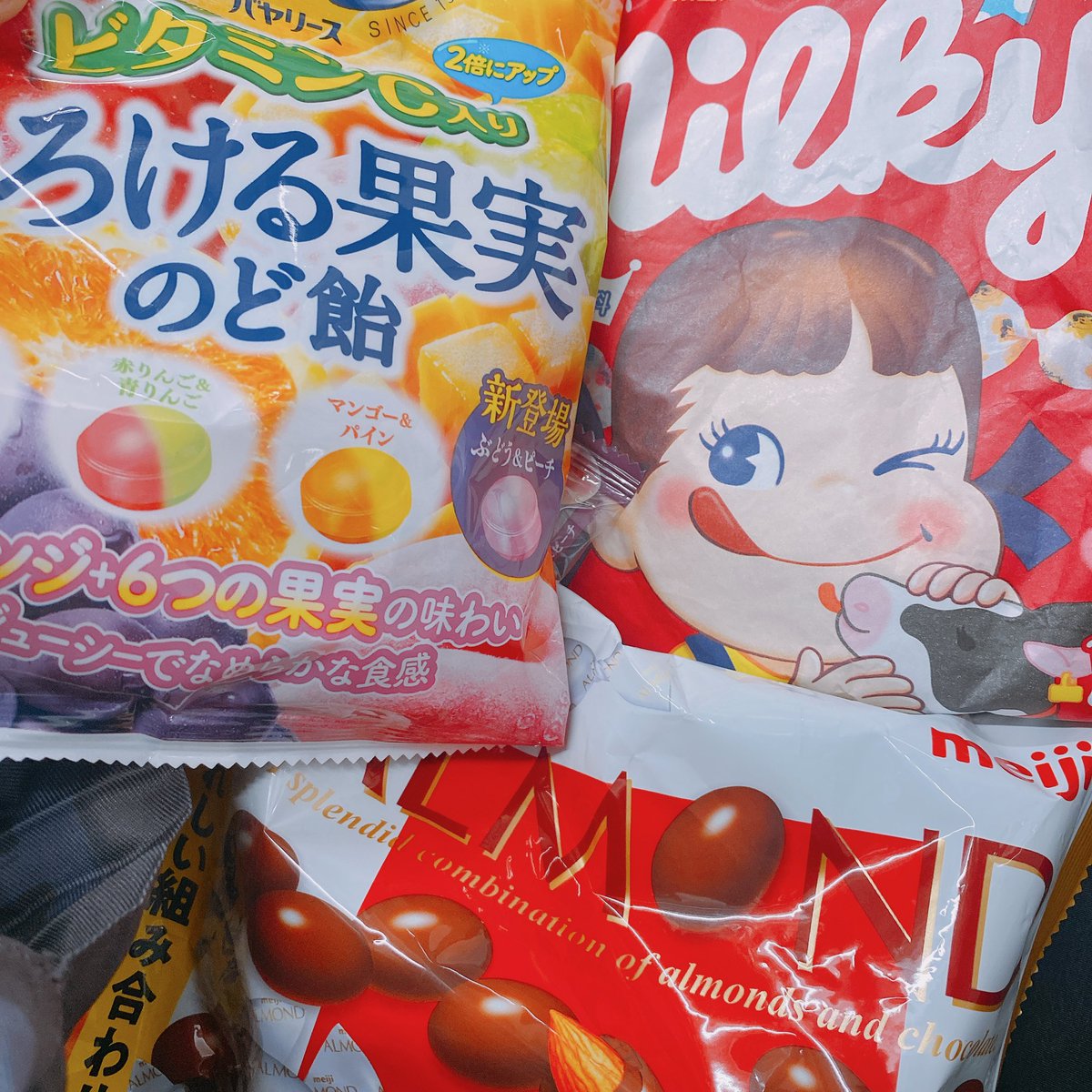 helloanhappy's tweet photo. 元本垢でも…
6/9以来のReoNaちゃんのライブ
De:TOUR歪んでいきます…💭

チョコがだめな方とか乾燥で喉痛いとか
諸々考えた結果
3種類お菓子もってきました!が
口下手なので配布終わる気はしません…
お気軽に話しかけていただけると🥲
怪物くんとリーナベル携えます https://t.co/g5DWU8FADR