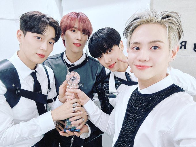 hlxlight's tweet photo. Dongwoon's ig post update 💜
"It's been a while since I heard about the weight of the trophy it's heavy.
It's probably because of everyone's support, love, and responsibility right? I will do my best without forgetting this weight. Thank you, LIGHT!"
#손동운 #ALONE3RDWIN https://t.co/mEEteJuun9