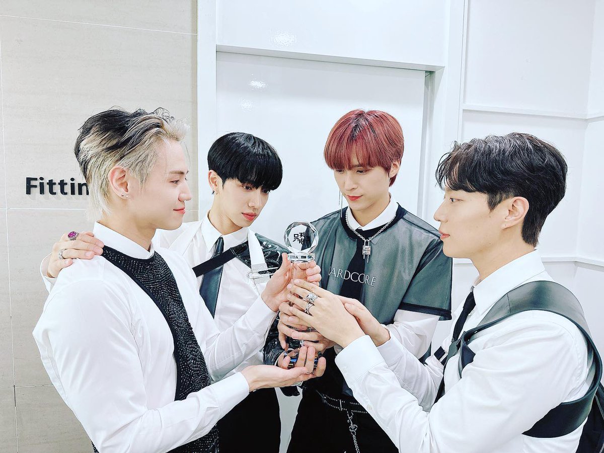 hlxlight's tweet photo. Dongwoon's ig post update 💜
"It's been a while since I heard about the weight of the trophy it's heavy.
It's probably because of everyone's support, love, and responsibility right? I will do my best without forgetting this weight. Thank you, LIGHT!"
#손동운 #ALONE3RDWIN https://t.co/mEEteJuun9