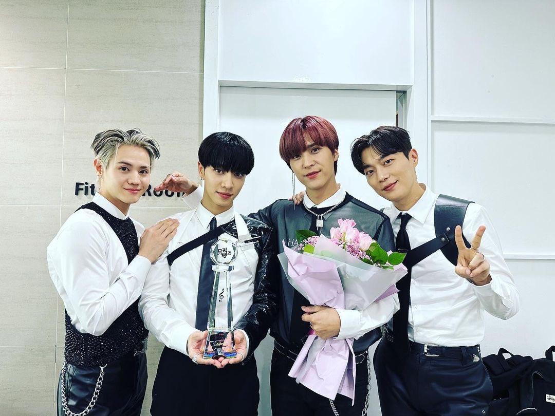 hlxlight's tweet photo. Dongwoon's ig post update 💜
"It's been a while since I heard about the weight of the trophy it's heavy.
It's probably because of everyone's support, love, and responsibility right? I will do my best without forgetting this weight. Thank you, LIGHT!"
#손동운 #ALONE3RDWIN https://t.co/mEEteJuun9
