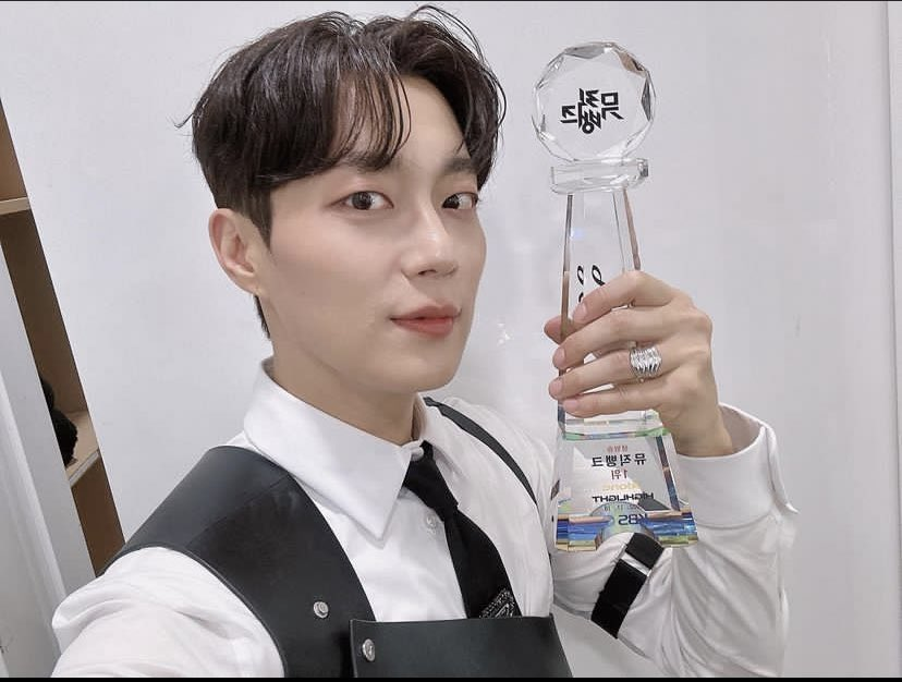 portalhighlight's tweet photo. [#IG | 18.11.22]

Atualização de #Doojoon no Instagram

"Toda honra aos LIGHTs! Novamente, muito obrigado do fundo do meu coração"

cr: hlxlight

#하이라이트 #윤두준 #두준 #ALONE3RDWIN https://t.co/zZlQ7M93YQ