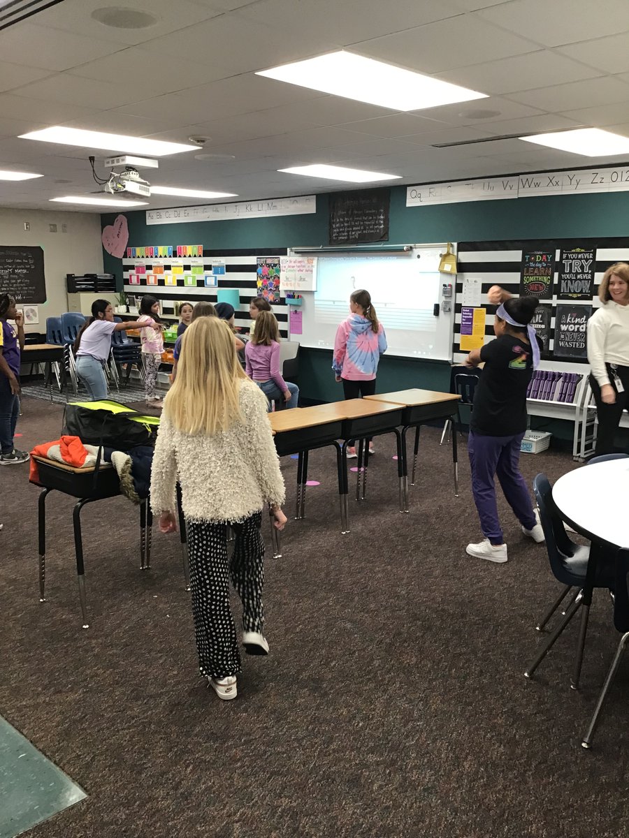 4thgradeMrsW's tweet photo. Student clubs in full swing today! Book club, art club, game club, sports club, and dance club. @MonoCollins @ShaylaJChapman @JCSD_HZE https://t.co/bLYHR2UtBy