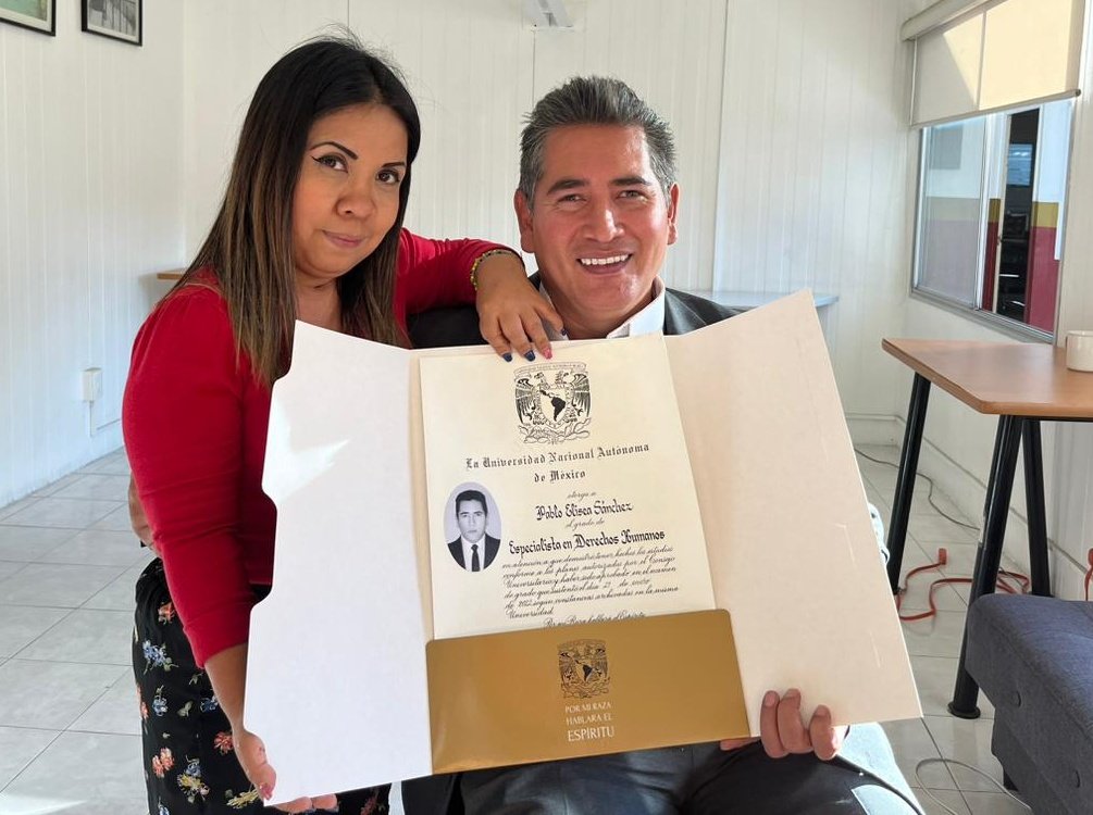 Hoy la Licenciada Ruth Francisca López Gutiérrez, Directora del <a href="/indiscapacidad_/">Indiscapacidad CDMX</a> entrega el pergamino de Especialista otorgado por la UNAM a <a href="/Pabloski_Elisea/">Pablo Elisea Sánchez</a> quien concluyó de manera satisfactoria la Especialidad en Derechos Humanos impartida en el Indiscapacidad