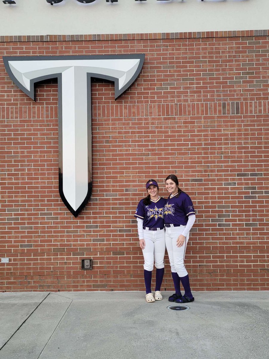 ChloeShaeffer's tweet photo. Got some reps in just in time for the Tbolts5star at @TroyTrojansSB . As always the camp was amazing and I can’t wait to go back!

Thank you @e_newellcoach @CamdenDecker ! 
@BoltsSheffield @torosoftball https://t.co/bDUaz8Olmq
