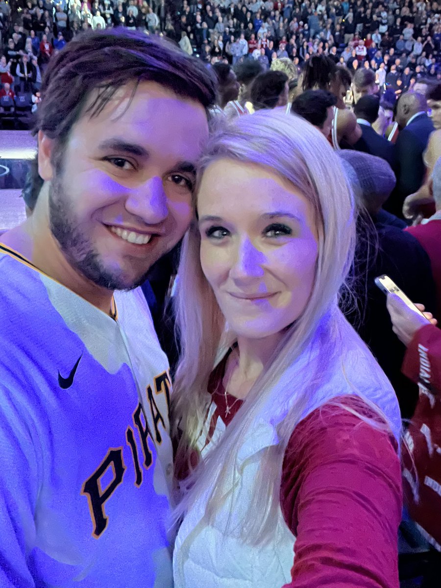 itsChelllll's tweet photo. Couldn’t have picked a better game to sit first row behind the IU bench #iubb #hoosiers @TrayceJackson @tbates_11 @TheXavierJ0 @MalikReneau @RaceThompson1 @TreyGalloway32 @millerkopp https://t.co/8fjRAa6NoH