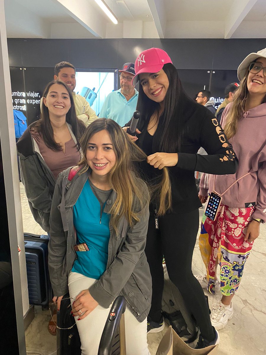 CristiMonse's tweet photo. Hoy me pasó lo más random de mi vida, se retrasó 3 horas mi vuelo y había una muchacha que se iba a casar en el vuelo y estaba llorando entonces entre yo y otras niñas en el aeropuerto la maquillamos en el avión y peinamos en la sala de abordaje🥺 https://t.co/KNdvByV3LG