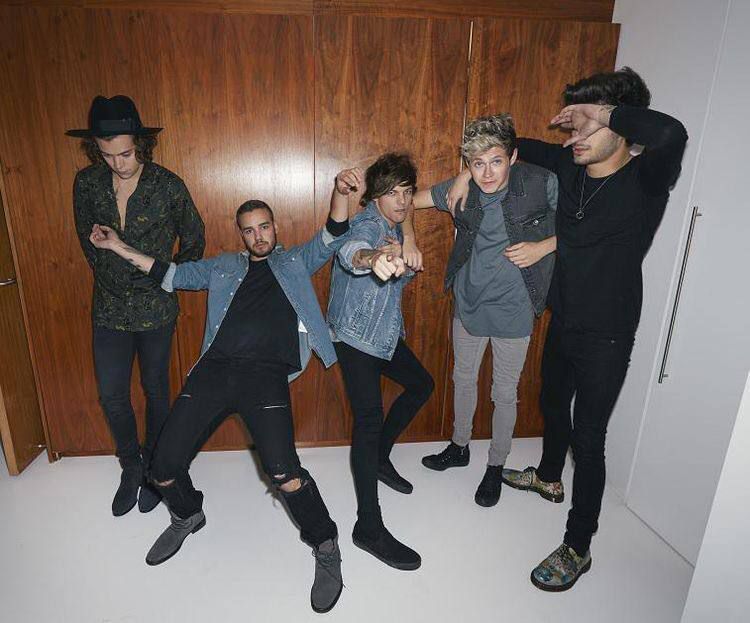 fitfhouse28's tweet photo. when I say "KEEP VOTING FOR ONE DIRECTION" I dont say for you to just look at this tweet I want you to "KEEP VOTING FOR ONE DIRECTION" 

I’m voting for #OneDirection “Story Of My Life” (2013) for #AMAsFanFavorite     performance at the #AMAs2022 https://t.co/pWUzpcIN5n