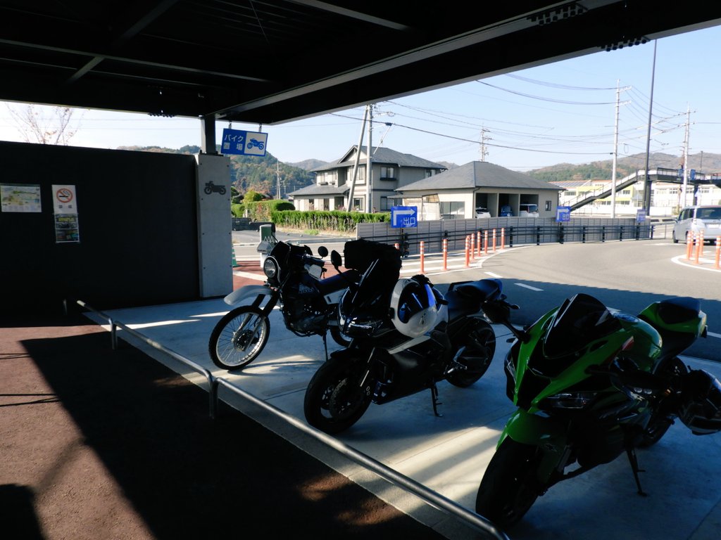 三次経由してR54を広島方面へ。
新しい道の駅は駐輪場が充実しててよいですな。
 
ところで何で頼光さんだけそんなにイケメンなんですか?w 