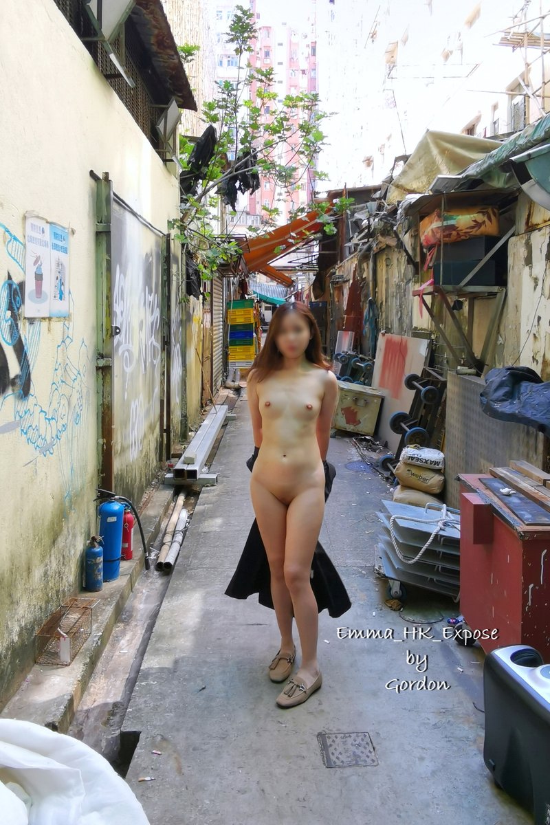 全裸嘅Emma出現喺鬧市後巷，原來可以咁有feel😍🤩

@emma_hk_expose 
#HKgirl #香港 #露出 #全裸 #反差女孩 #戶外露出 https://t.co/7KQvn3XoJ3