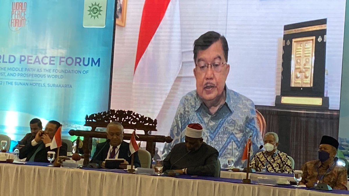 In Solo, I partipated to the inter-faith  8th World Peace Forum, where I emphasized the importance of referring to local wisdom for humanitarian actions. My friends from <a href="/palangmerah/">Indonesian Red Cross</a> were also there and  <a href="/Pak_JK/">Jusuf Kalla</a> delivered a Keynote speech online