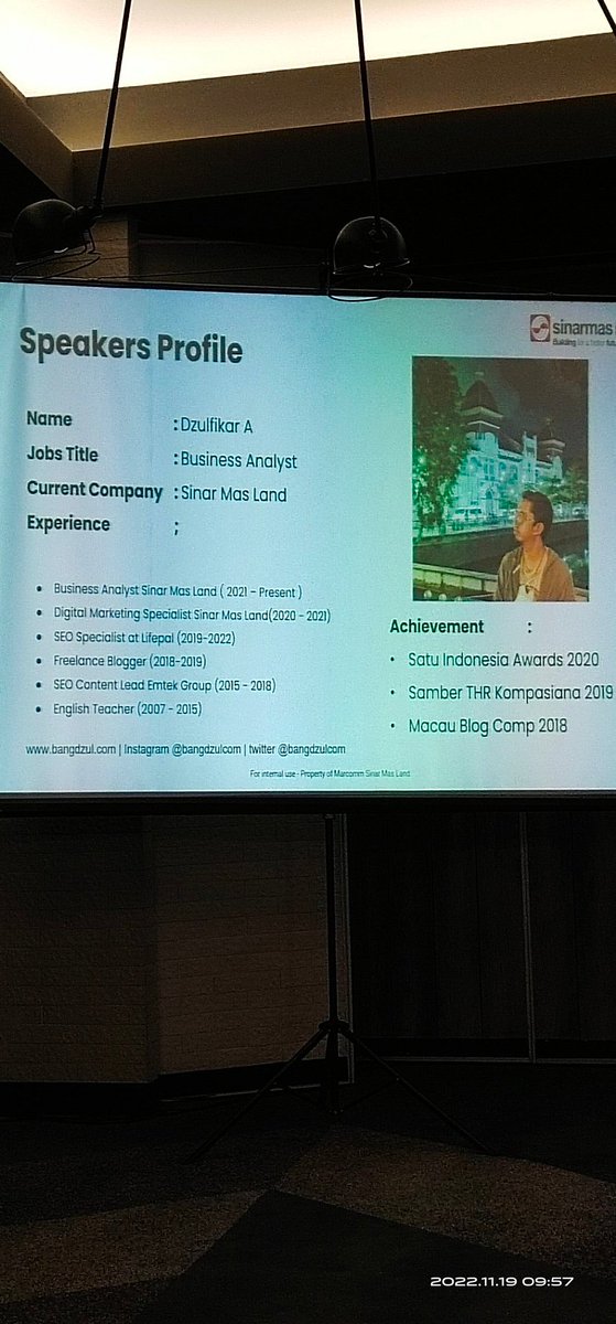 SriAstadi's tweet photo. Mas Dzulfikar Alala mau jelasin soal SEO buat kita, asyik nih bisa ketemu Mas Zul yang dengan tulisan bisa kemana mana
#SemarangBloggerGathering
#RoomsInc
#DPMallSemarang https://t.co/fDNck0HGFg