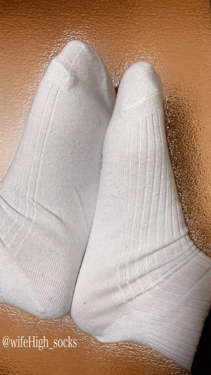 嫁ちゃんから写メが送られてきた😄

嫁『白ハイソックス履いてるよ』

僕『仕事中にこんなの送られてきたら気になってしょうがない』

嫁『分かってて送ったよ』

僕『まぁでもズボンがダセェ🤣（笑）』

嫁『うるせぇ🤬』

帰ったら違うズボンに着替えてました🤣
白ハイソックスもいつもと違います😄