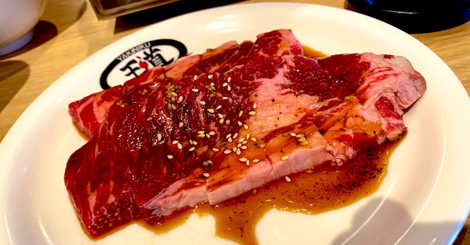 ステーキ300g、ごはん、サラダ、スープ付きで1100円はお安いうまみみ 