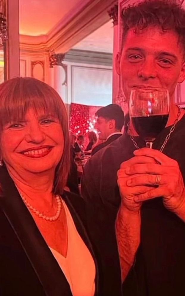Santi manotea con patricia garrotea