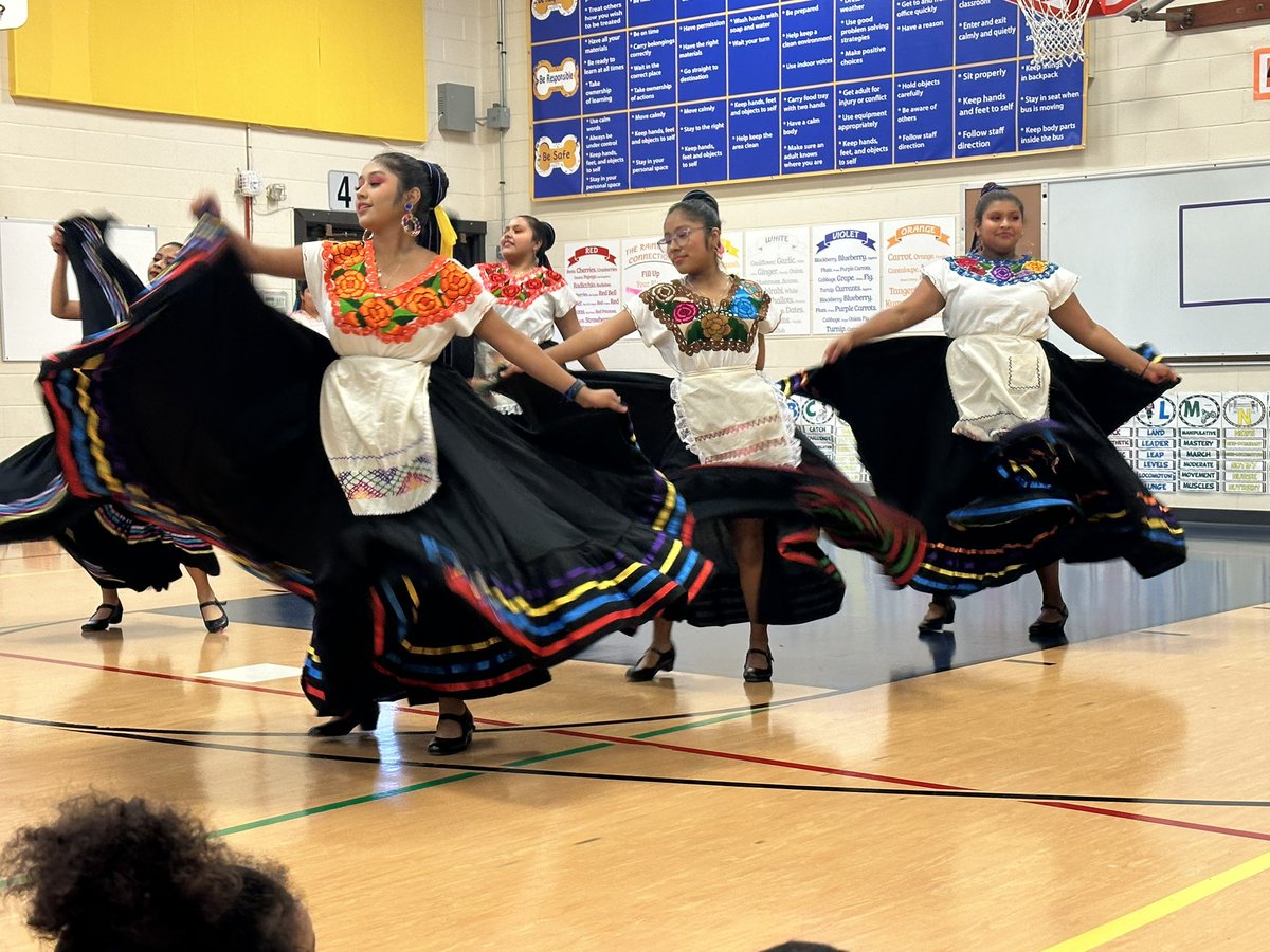 monicavazquezED's tweet image. Thank you @BFolkloricod33 for celebrating the end of the trimester with @RoyDeShane! Y’all were amazing! @CCSD93 #aroundtheworld #PBIS #celebration #assembly #mexico #school #education #teacherlife