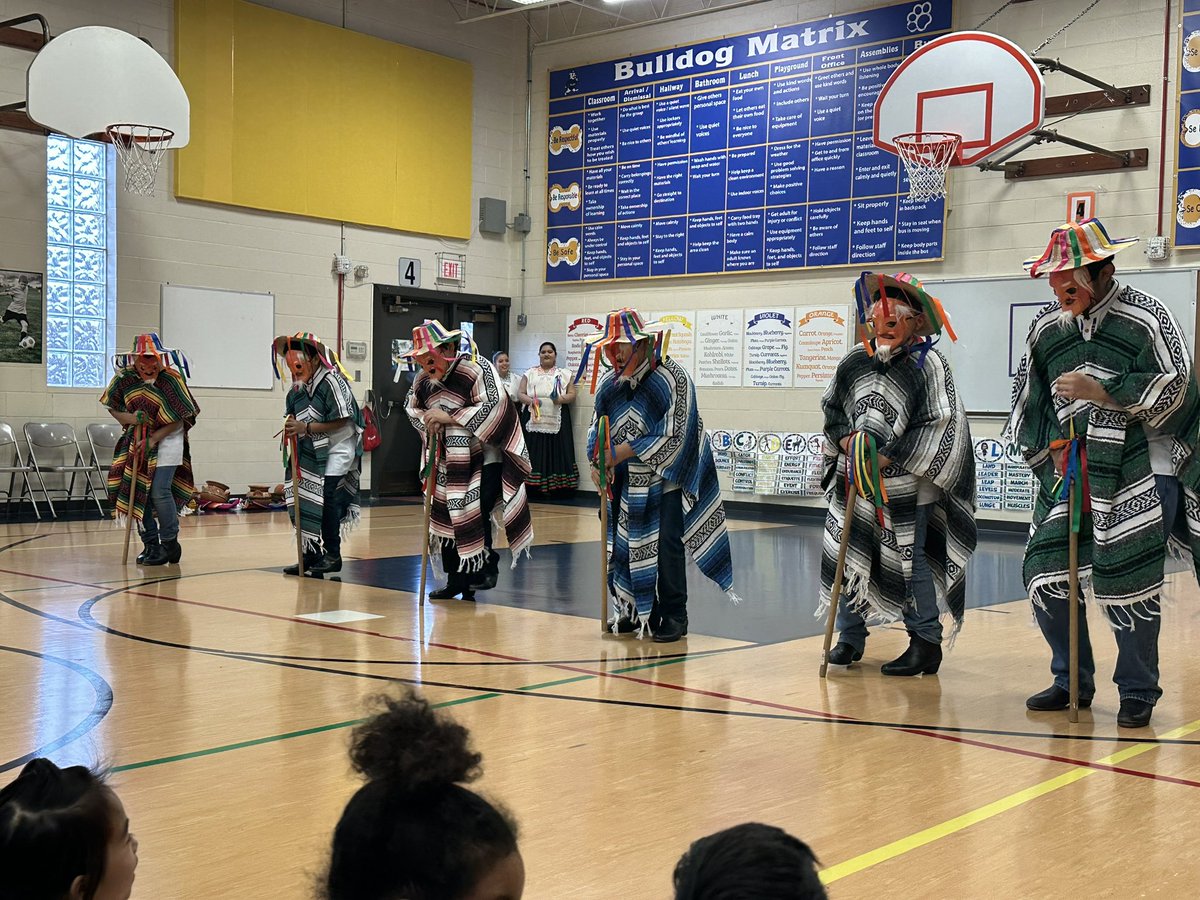 monicavazquezED's tweet image. Thank you @BFolkloricod33 for celebrating the end of the trimester with @RoyDeShane! Y’all were amazing! @CCSD93 #aroundtheworld #PBIS #celebration #assembly #mexico #school #education #teacherlife