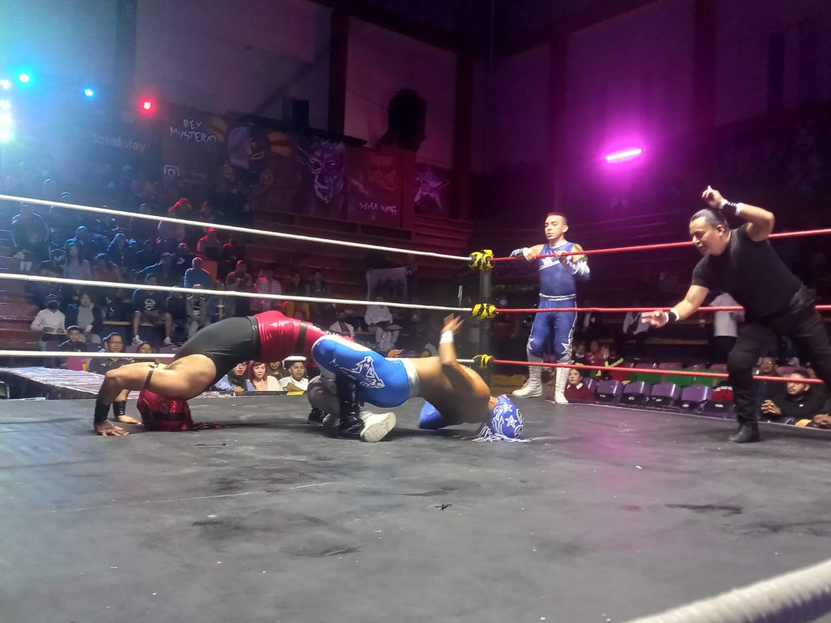 LaTijeraLucha's tweet photo. En una primera batalla de gran nivel,#Horizontal y #Vertical se logran imponer a #BabyStarJr y #LittleStar en la majestuosa #ArenaNeza, donde el público reconoce el accionar de los 4 elementos y arroja monedas y billetes al centro del ring;unos jóvenes que vienen empujando fuerte https://t.co/HdfrUH1roQ