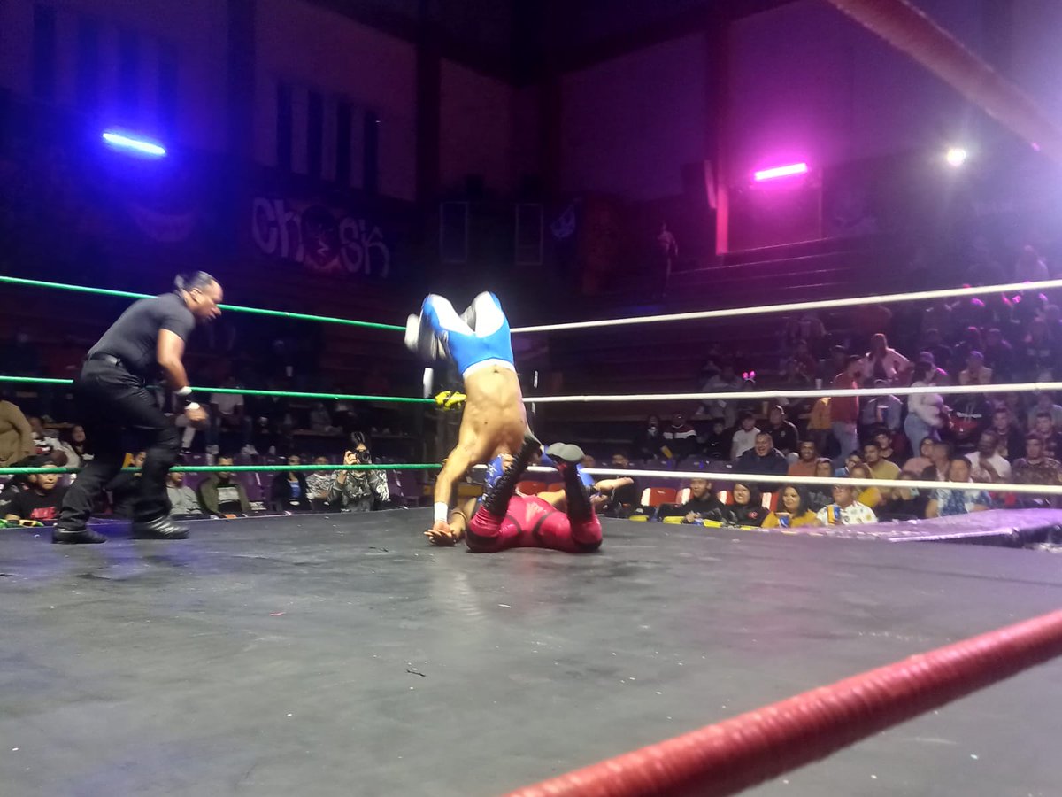 LaTijeraLucha's tweet photo. En una primera batalla de gran nivel,#Horizontal y #Vertical se logran imponer a #BabyStarJr y #LittleStar en la majestuosa #ArenaNeza, donde el público reconoce el accionar de los 4 elementos y arroja monedas y billetes al centro del ring;unos jóvenes que vienen empujando fuerte https://t.co/HdfrUH1roQ