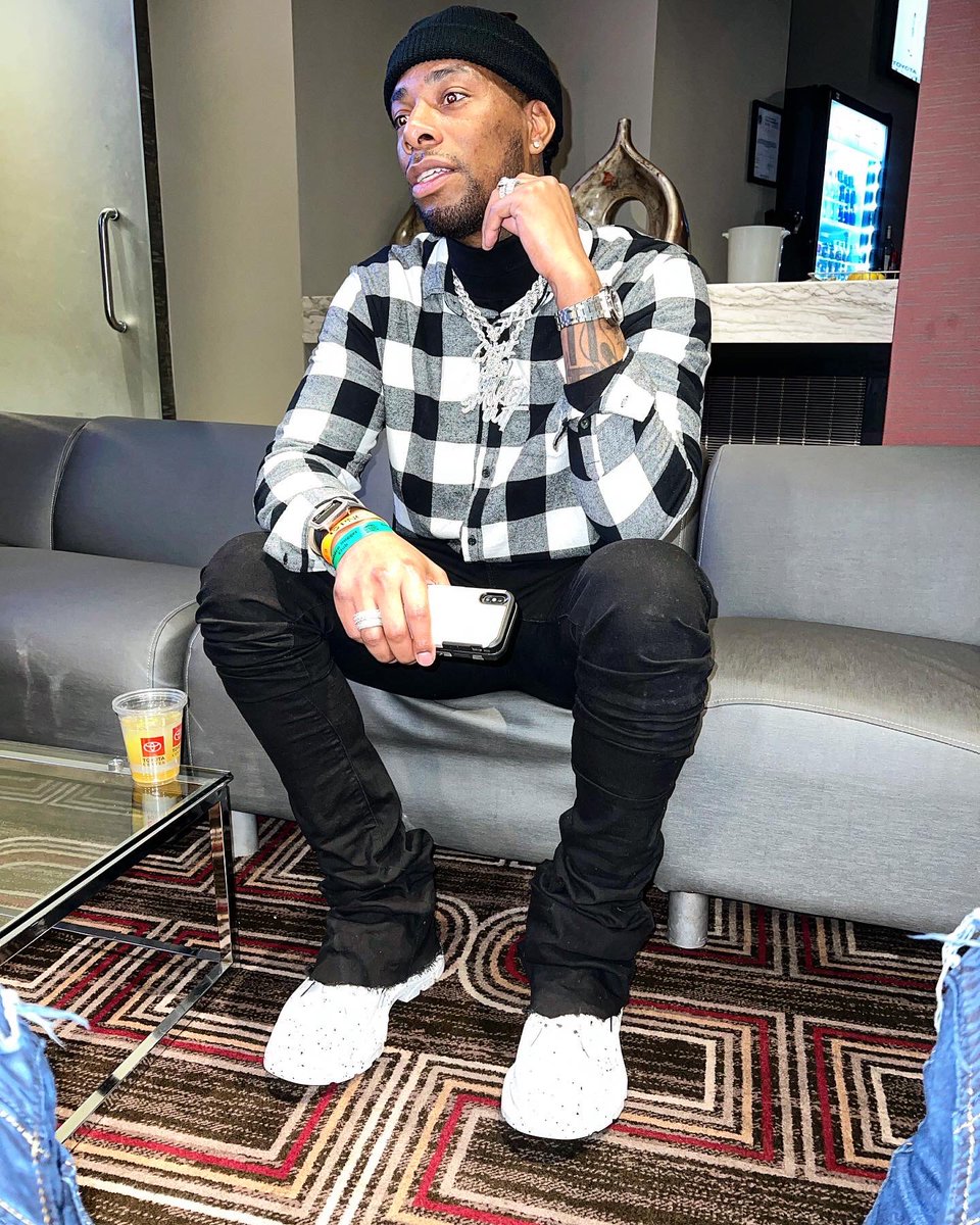 CARDIsoHIGH's tweet photo. LURKINNNNNNN Toyota Center 🚀🚀🚀 https://t.co/o1E5fNjjRV
