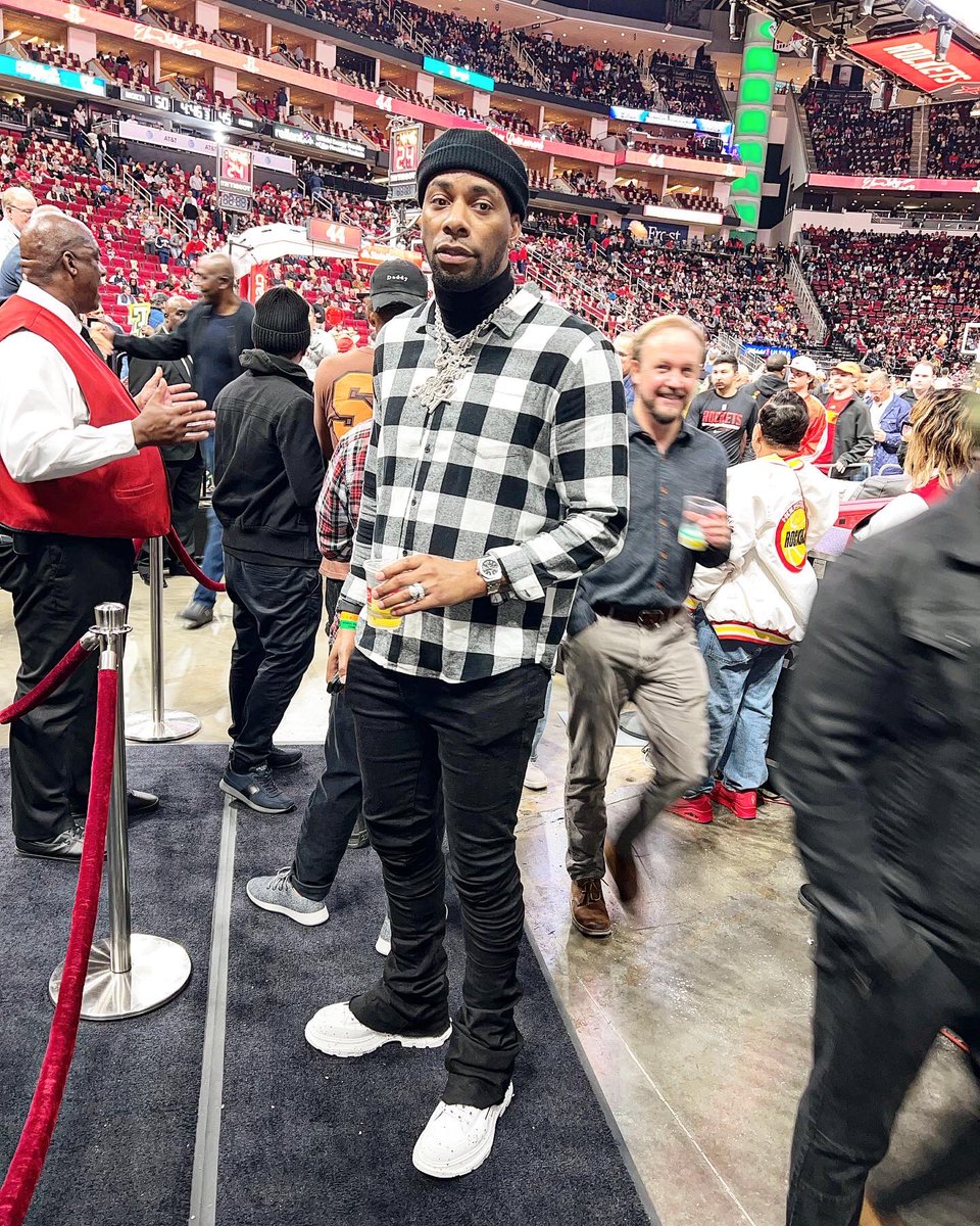 CARDIsoHIGH's tweet photo. LURKINNNNNNN Toyota Center 🚀🚀🚀 https://t.co/o1E5fNjjRV
